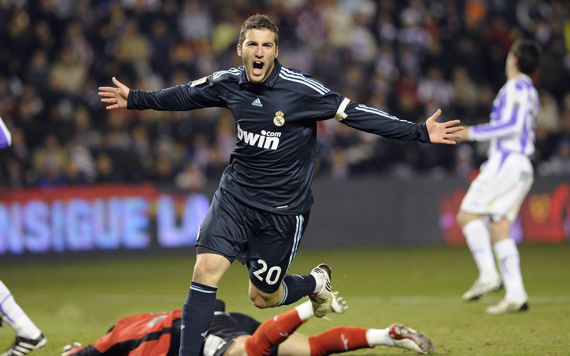 天才新星上演帽子戏法，助球队逆转夺冠