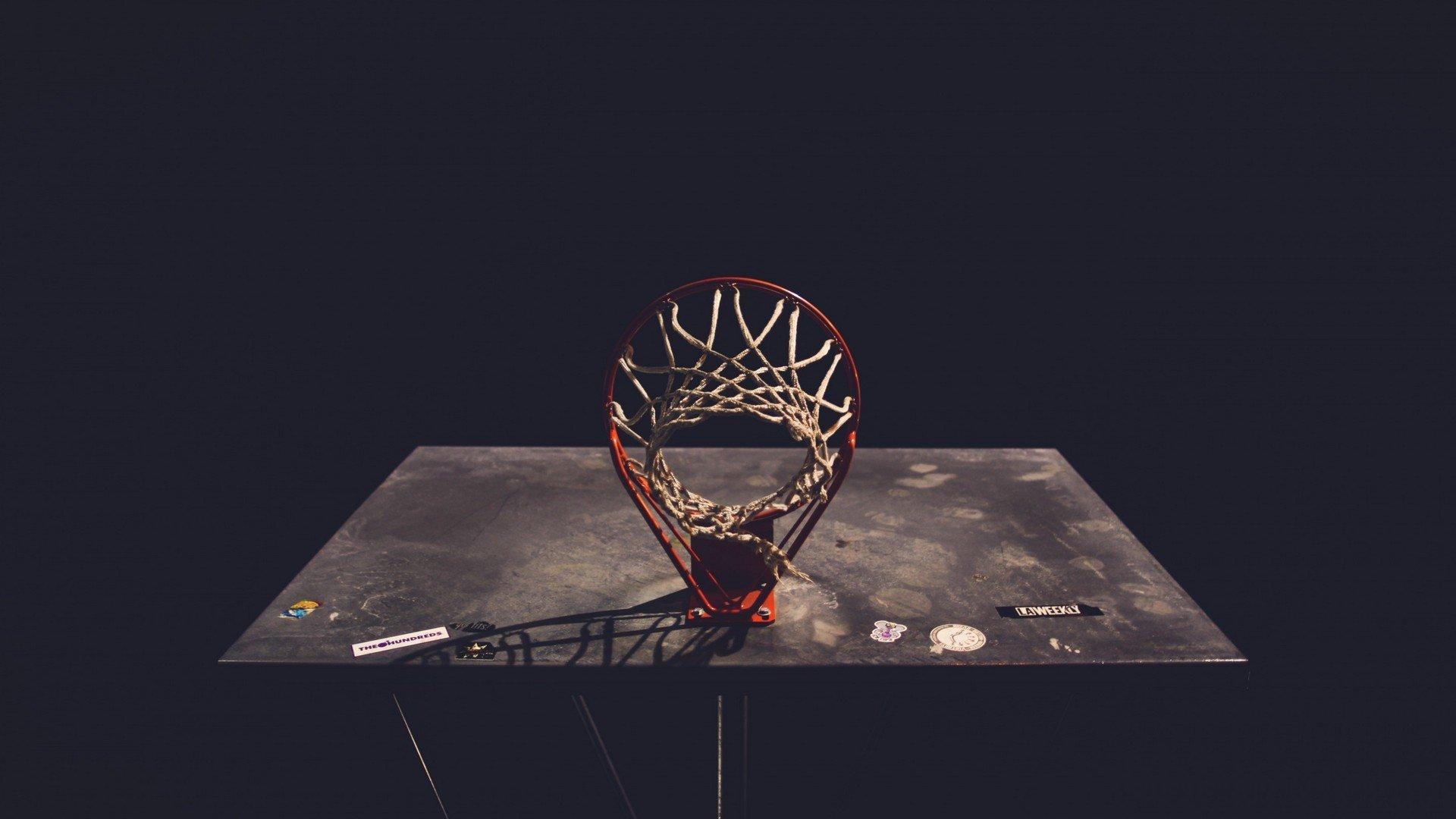 NBA季后赛激战正酣 东西部豪强上演巅峰对决