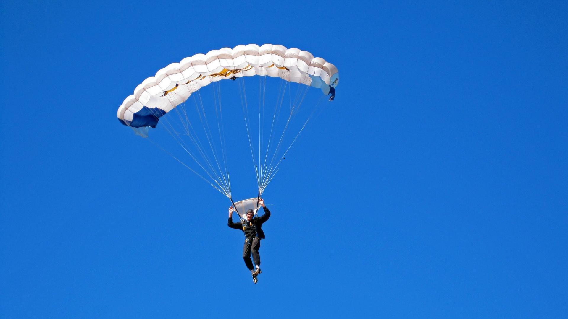 皇家马德里与巴塞罗那上演巅峰对决，西甲冠军悬念再起