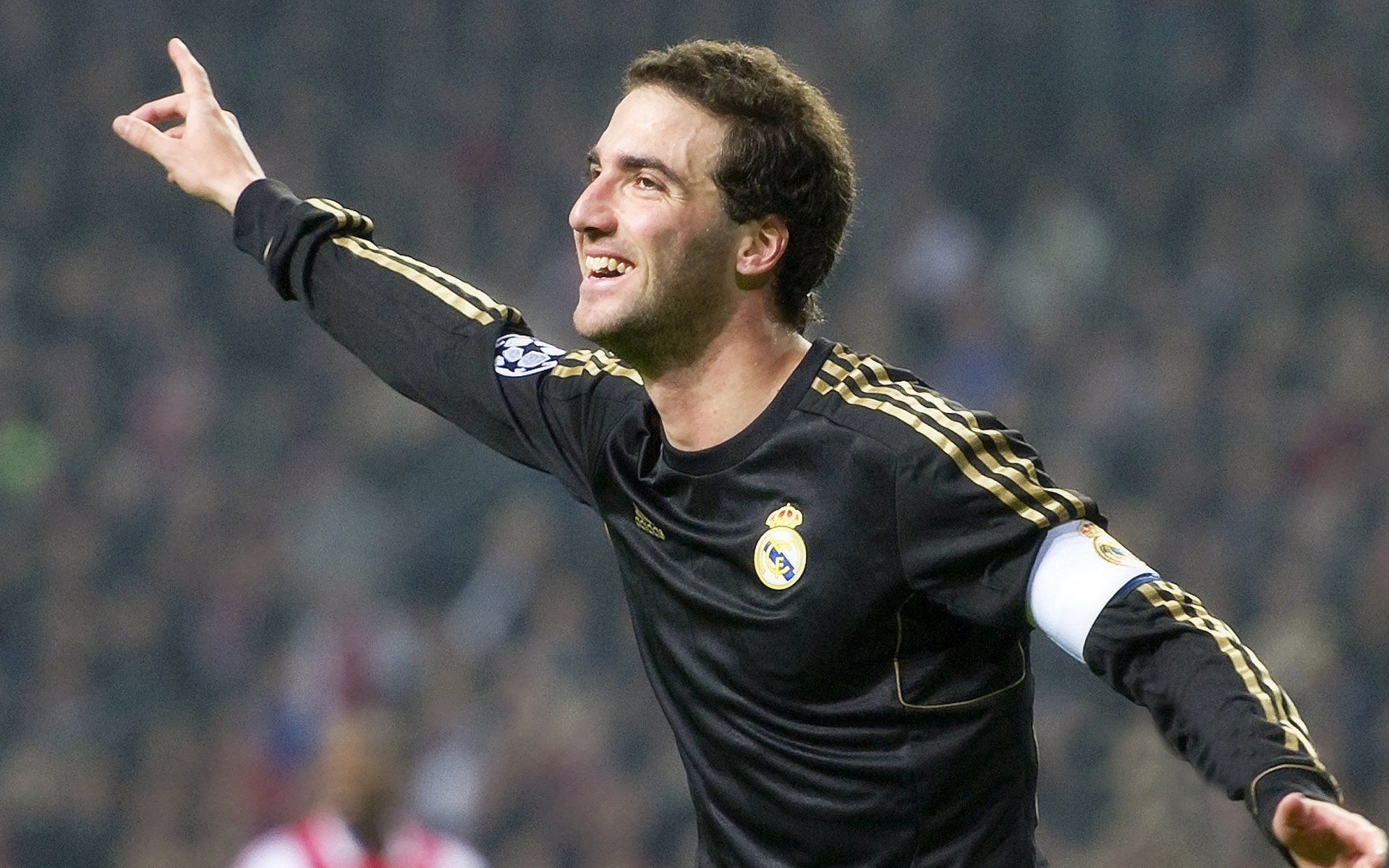 纳达尔强势回归红土赛场，法网前奏展现王者风范