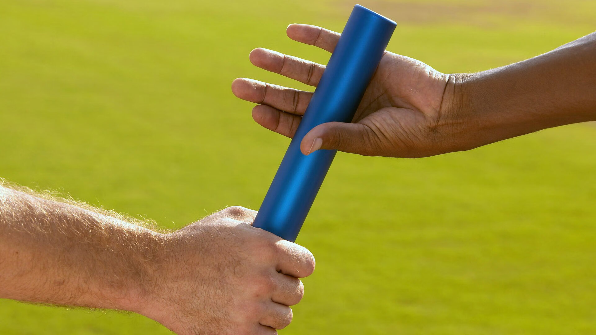 德甲联赛激战正酣，拜仁慕尼黑紧追榜首，多特蒙德陷入低谷